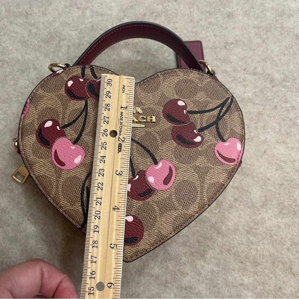 Coach Heart Cherry Signature Canvas Tan Marrón Double Zip Crossbody Purse